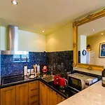 Reale - One Bedroom With Balcony And Sea View شقة