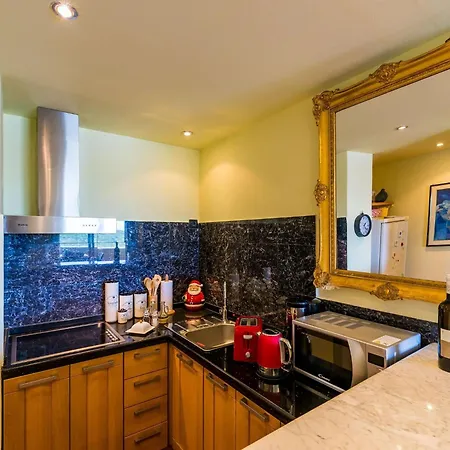 Reale - One Bedroom With Balcony And Sea View شقة